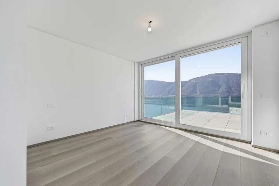 Residenza Ceresio 52: Attikawohnung mit grosser Panoramaterrasse – Foto 10 von 14