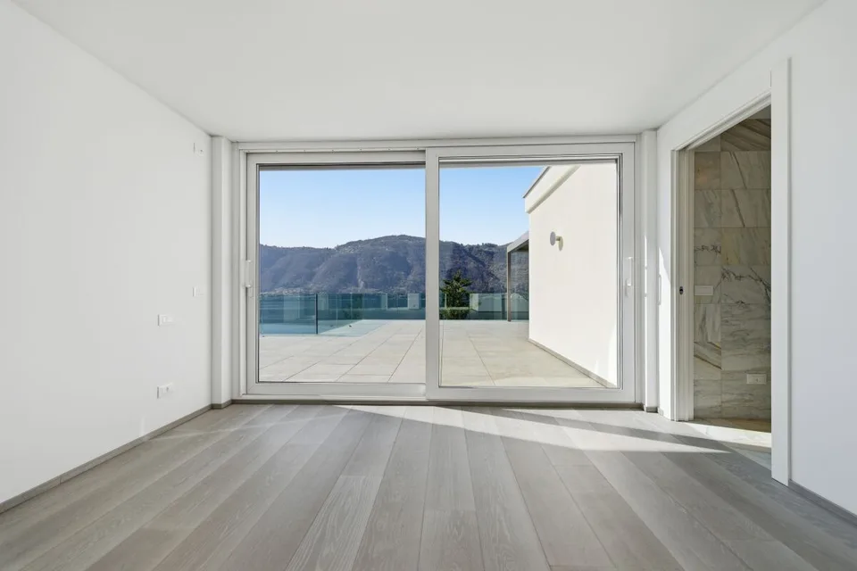 Residenza Ceresio 52: Attikawohnung mit grosser Panoramaterrasse – Foto 11 von 14