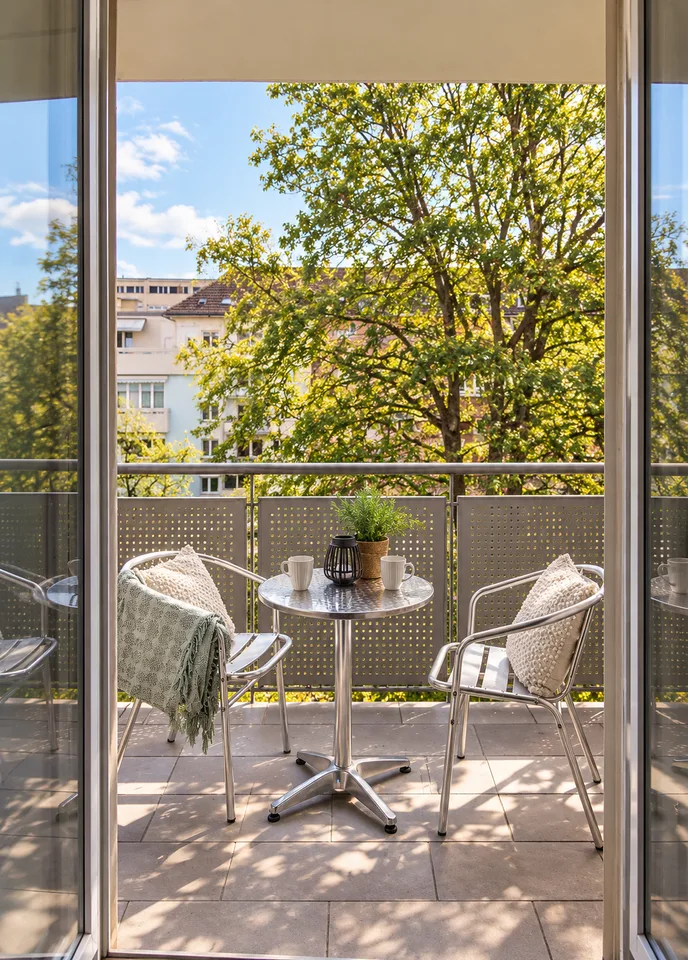 Neu renovierte, möblierte 3.5-Zimmer-Altbauwohnung mit Balkon in Zürich Wiedikon – Foto 4 von 11