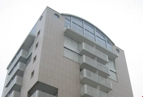 Charmant appartement 2.5 pièces au 9e étage avec vue panoramique à Locarno – photo 2 sur 7