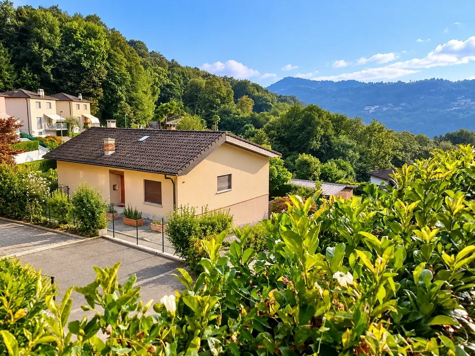 Casa unifamiliare con ampi spazi, giardino e vista aperta sulle montagne – foto 2 di 30