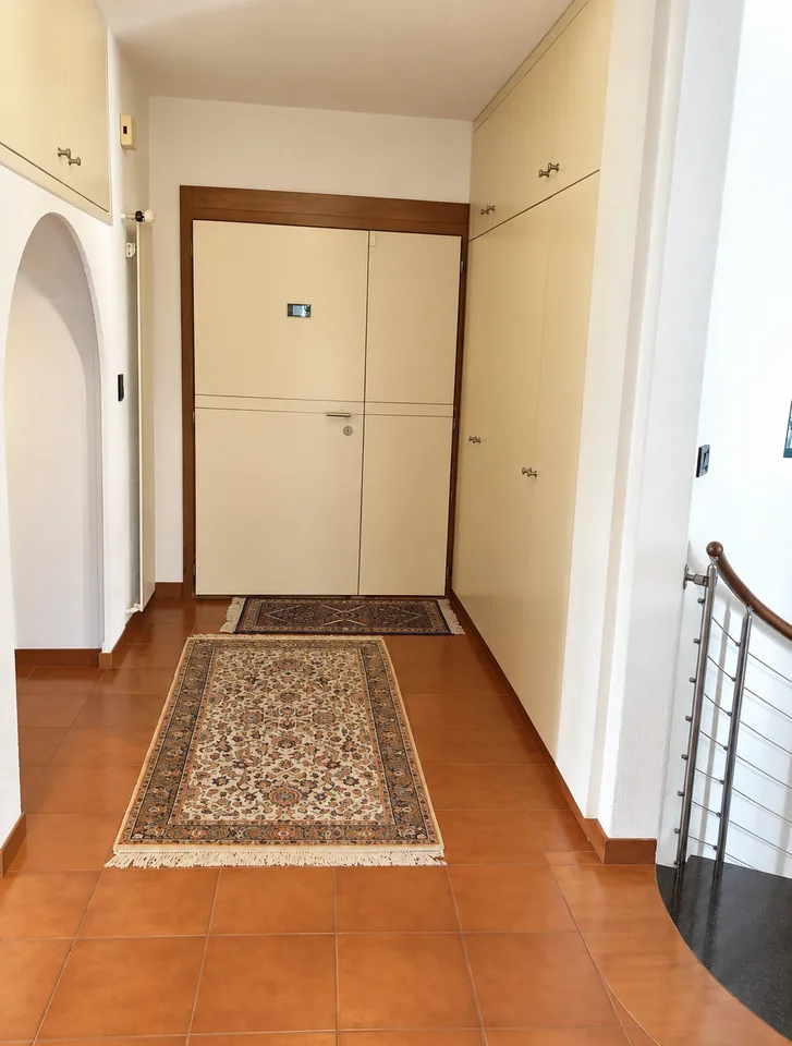 Casa unifamiliare con ampi spazi, giardino e vista aperta sulle montagne – foto 25 di 30