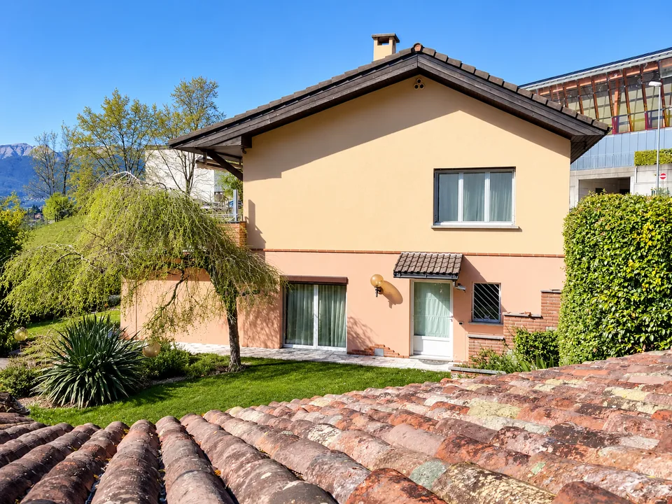 Casa unifamiliare con ampi spazi, giardino e vista aperta sulle montagne – foto 4 di 30