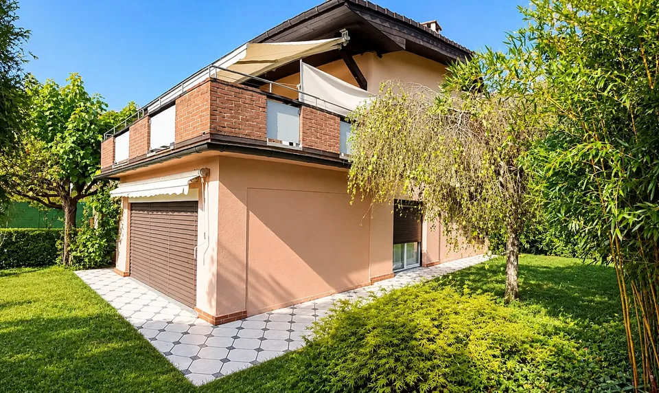 Casa unifamiliare con ampi spazi, giardino e vista aperta sulle montagne – foto 3 di 30