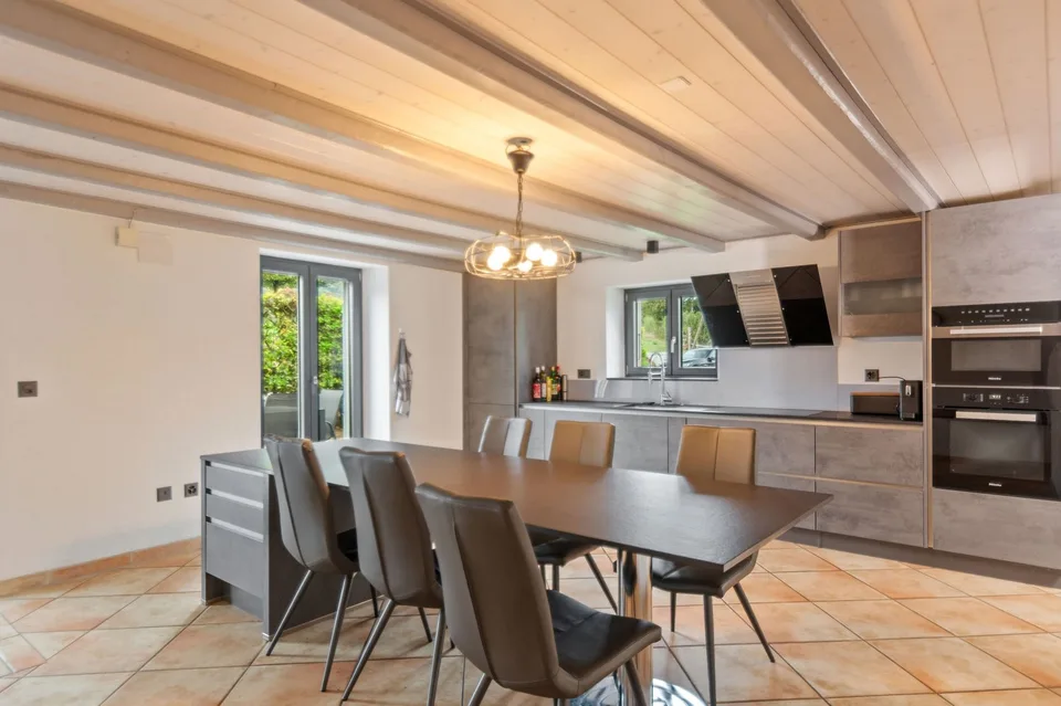 Geräumiges Reihenhaus mit 9 Zimmern und Arbeits- und Lagerräumen in Chevenez – Foto 2 von 13