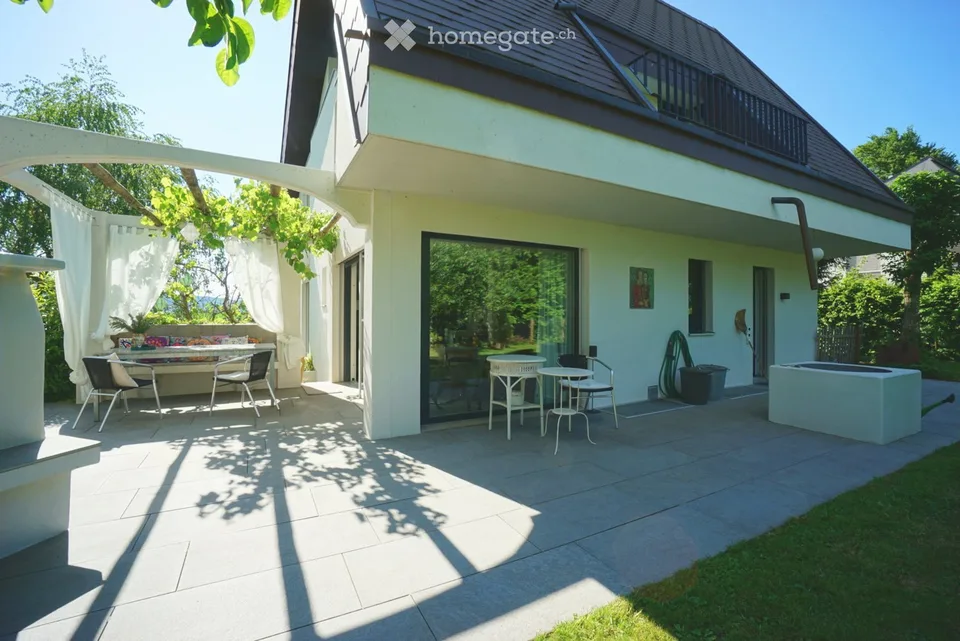 Molta sfera privata e giardino incantevole: Casa unifamiliare completamente ristrutturata di 5,5 (6,5) locali – foto 2 di 23