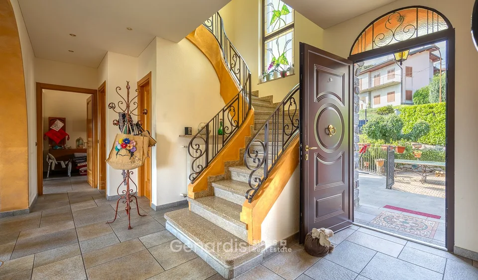 Incantevole villa unifamiliare a Cunardo – 7 locali con piscina e vista sulle montagne – foto 6 di 23