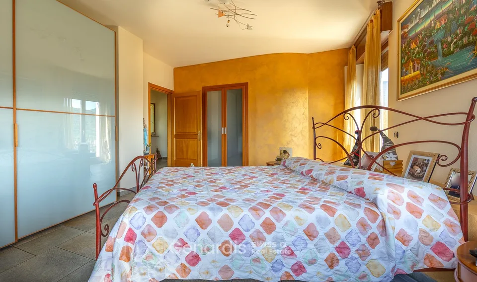 Incantevole villa unifamiliare a Cunardo – 7 locali con piscina e vista sulle montagne – foto 18 di 23