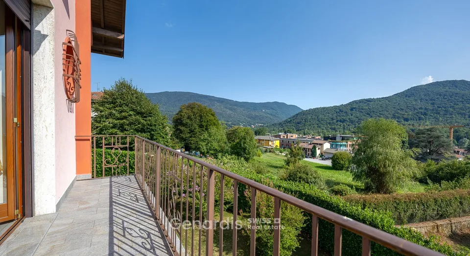 Incantevole villa unifamiliare a Cunardo – 7 locali con piscina e vista sulle montagne – foto 8 di 23