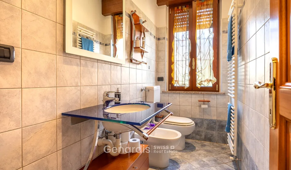 Incantevole villa unifamiliare a Cunardo – 7 locali con piscina e vista sulle montagne – foto 14 di 23