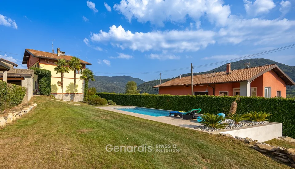 Incantevole villa unifamiliare a Cunardo – 7 locali con piscina e vista sulle montagne – foto 2 di 23