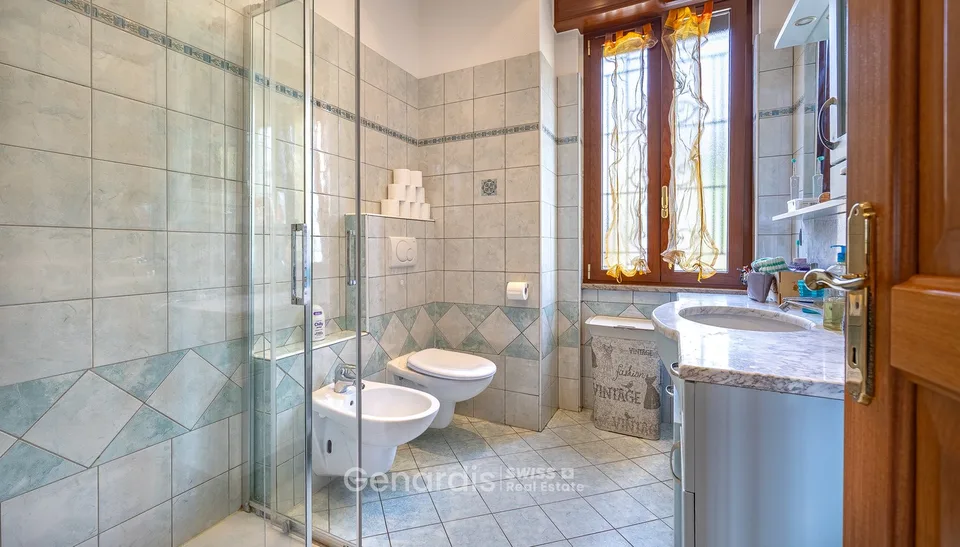 Incantevole villa unifamiliare a Cunardo – 7 locali con piscina e vista sulle montagne – foto 22 di 23