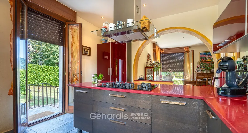 Incantevole villa unifamiliare a Cunardo – 7 locali con piscina e vista sulle montagne – foto 11 di 23