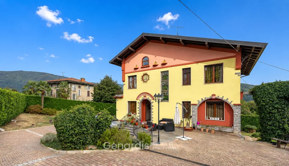 Incantevole villa unifamiliare a Cunardo – 7 locali con piscina e vista sulle montagne – foto 4 di 23