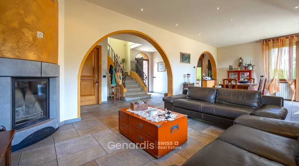 Incantevole villa unifamiliare a Cunardo – 7 locali con piscina e vista sulle montagne – foto 9 di 23