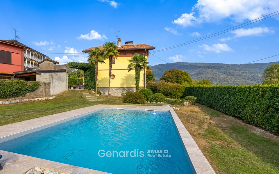 Incantevole villa unifamiliare a Cunardo – 7 locali con piscina e vista sulle montagne – foto 3 di 23