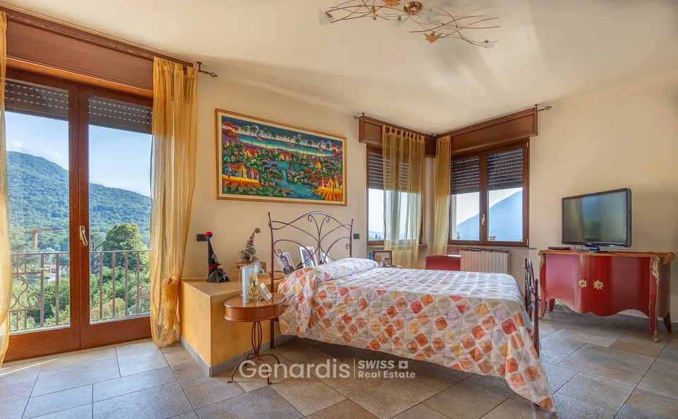 Incantevole villa unifamiliare a Cunardo – 7 locali con piscina e vista sulle montagne – foto 17 di 23