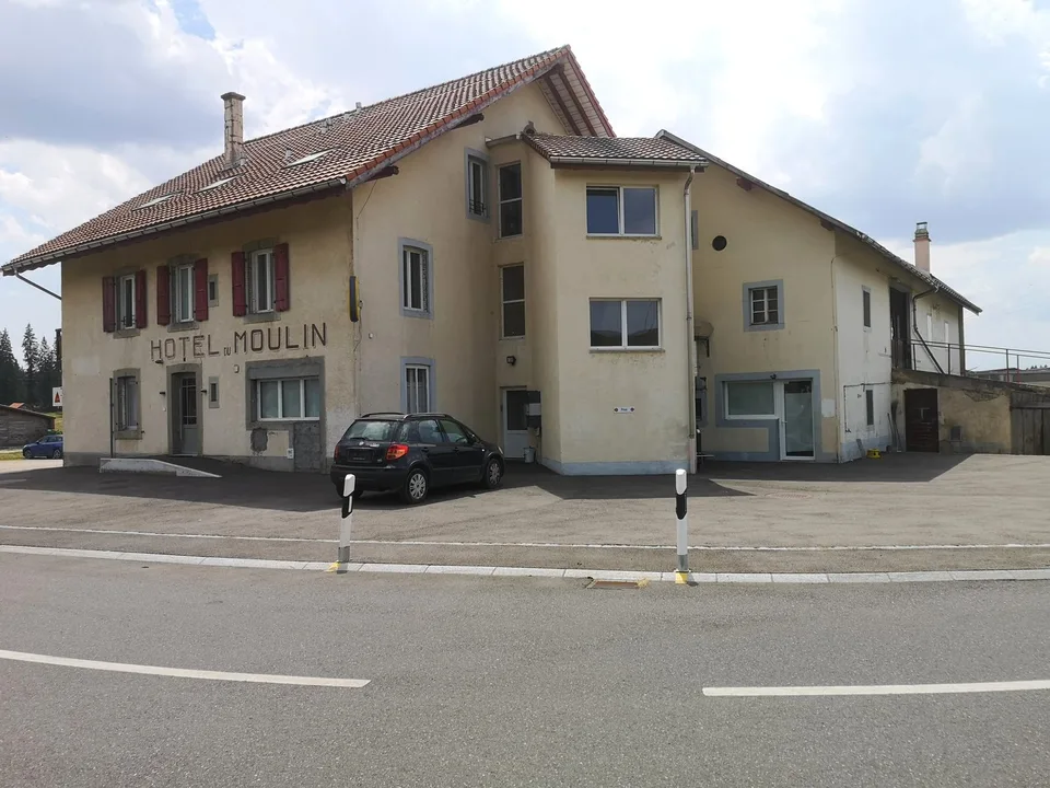 Mischgebäude mit Restaurant, 4 Wohnungen, Lagerräumen, Sammelgarage, Solarmodulen – Foto 5 von 9
