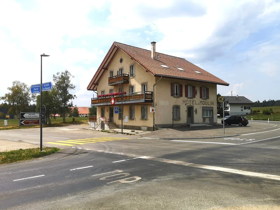 Mischgebäude mit Restaurant, 4 Wohnungen, Lagerräumen, Sammelgarage, Solarmodulen – Foto 2 von 9