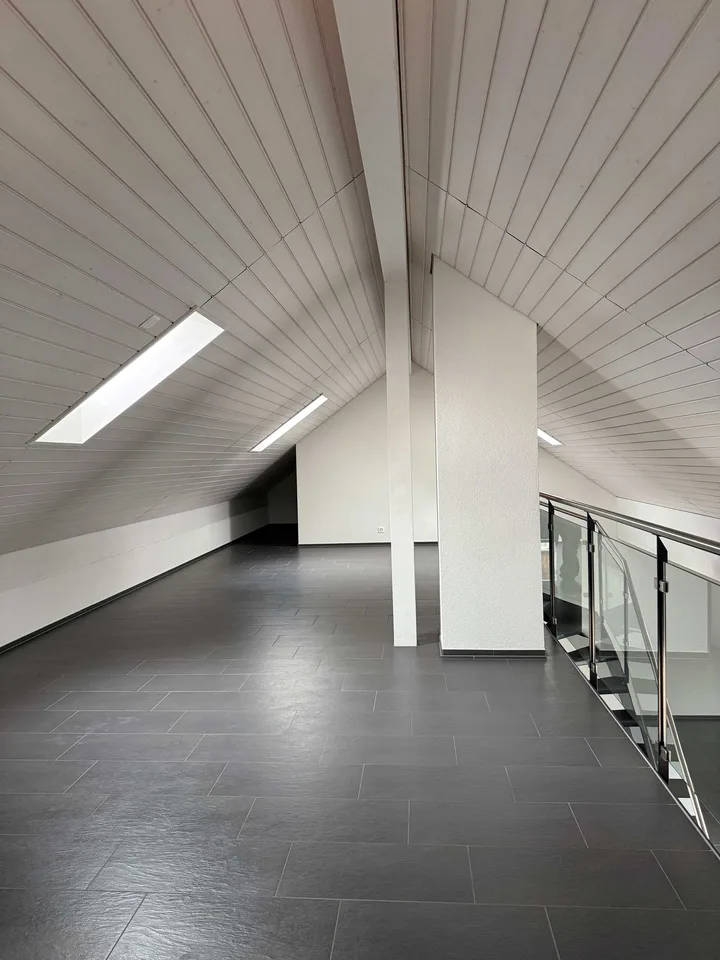 Moderne 2 Zimmer - Dachgeschosswohnung mit Balkon in Leuggern – Foto 4 von 6