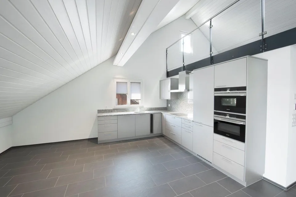 Moderne 2 Zimmer - Dachgeschosswohnung mit Balkon in Leuggern – Foto 2 von 6