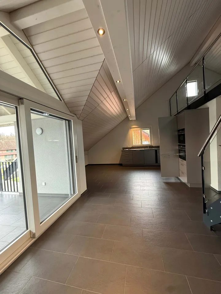 Moderne 2 Zimmer - Dachgeschosswohnung mit Balkon in Leuggern – Foto 3 von 6