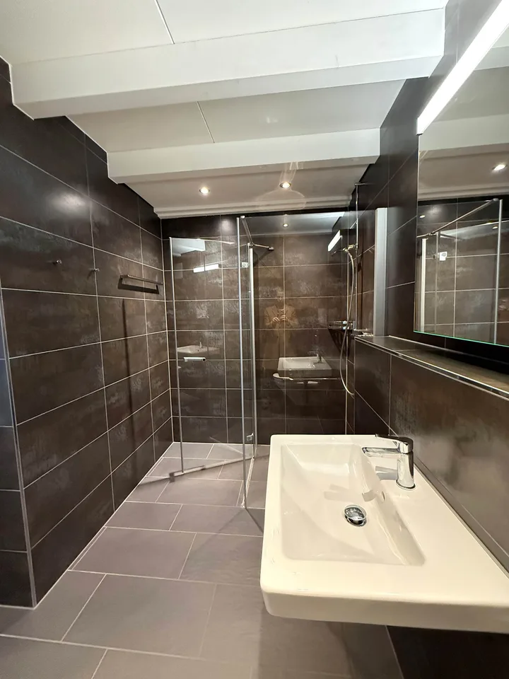Moderne 2 Zimmer - Dachgeschosswohnung mit Balkon in Leuggern – Foto 5 von 6