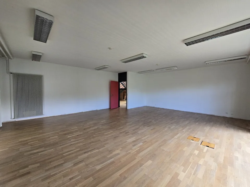 Offices of 69m2 - Close to amenities, transport and highway – photo 2 of 4