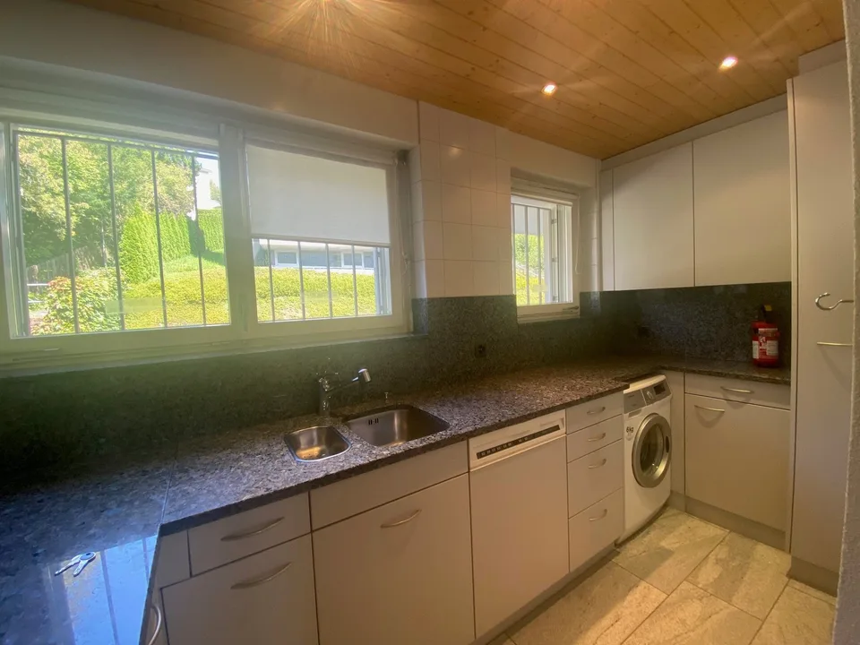 Le premier loyer est gratuit ! Appartement avec une vue imprenable sur la ville et le lac ! – photo 8 sur 11