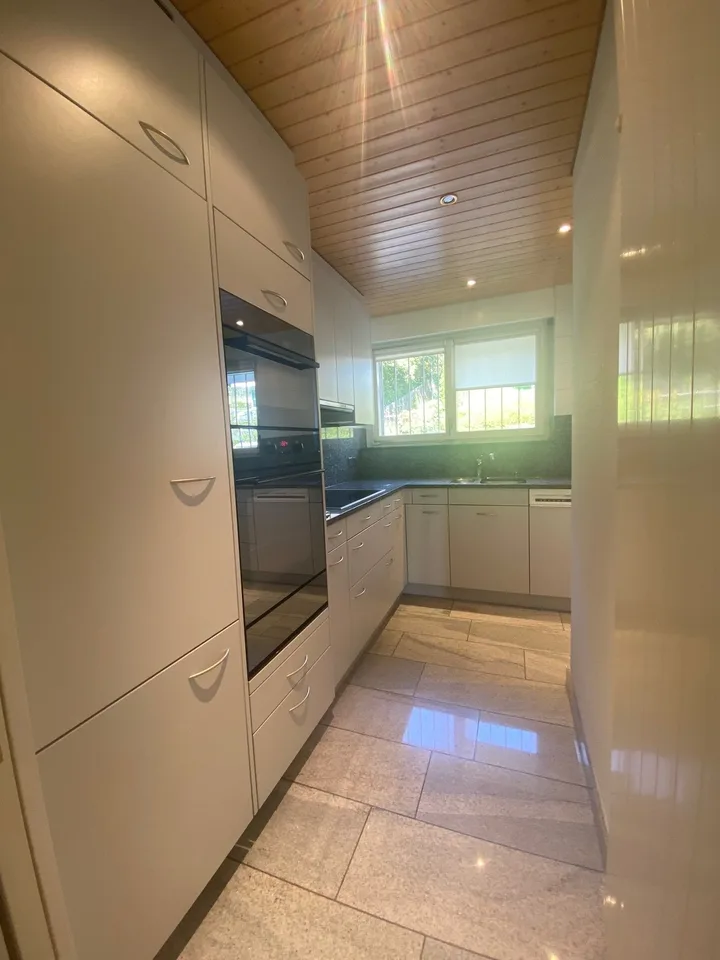 Le premier loyer est gratuit ! Appartement avec une vue imprenable sur la ville et le lac ! – photo 7 sur 11
