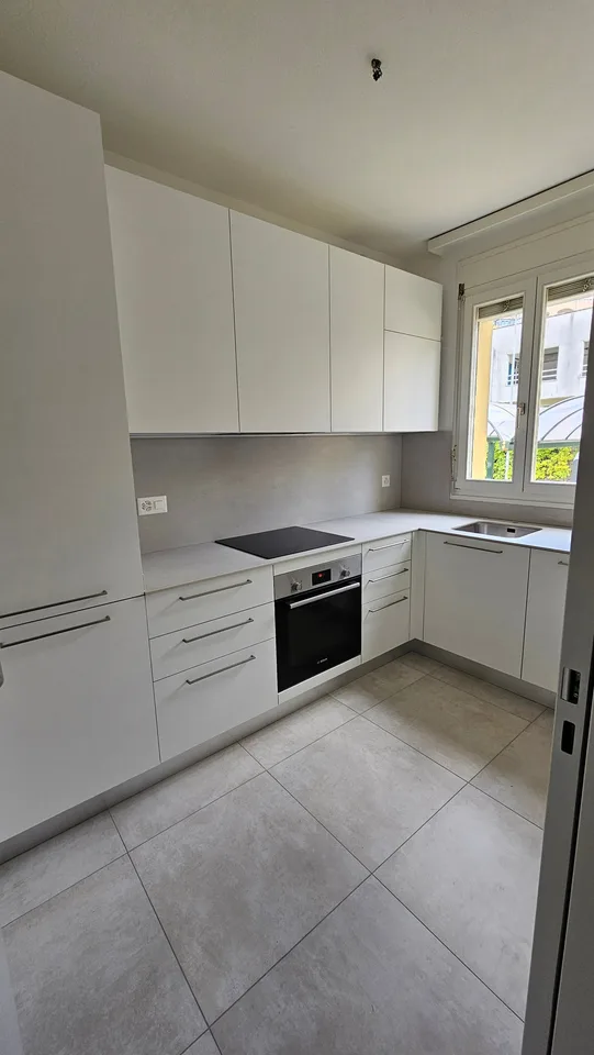 3,5 Lokale im 5. Stock mit Seeblick, renoviert im Jahr 2024 und mit Balkon – Foto 5 von 11