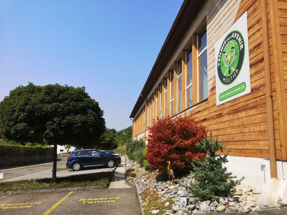 Complexe sportif dédié au tennis, avec terrain à bâtir en réserve – Foto 4 von 17