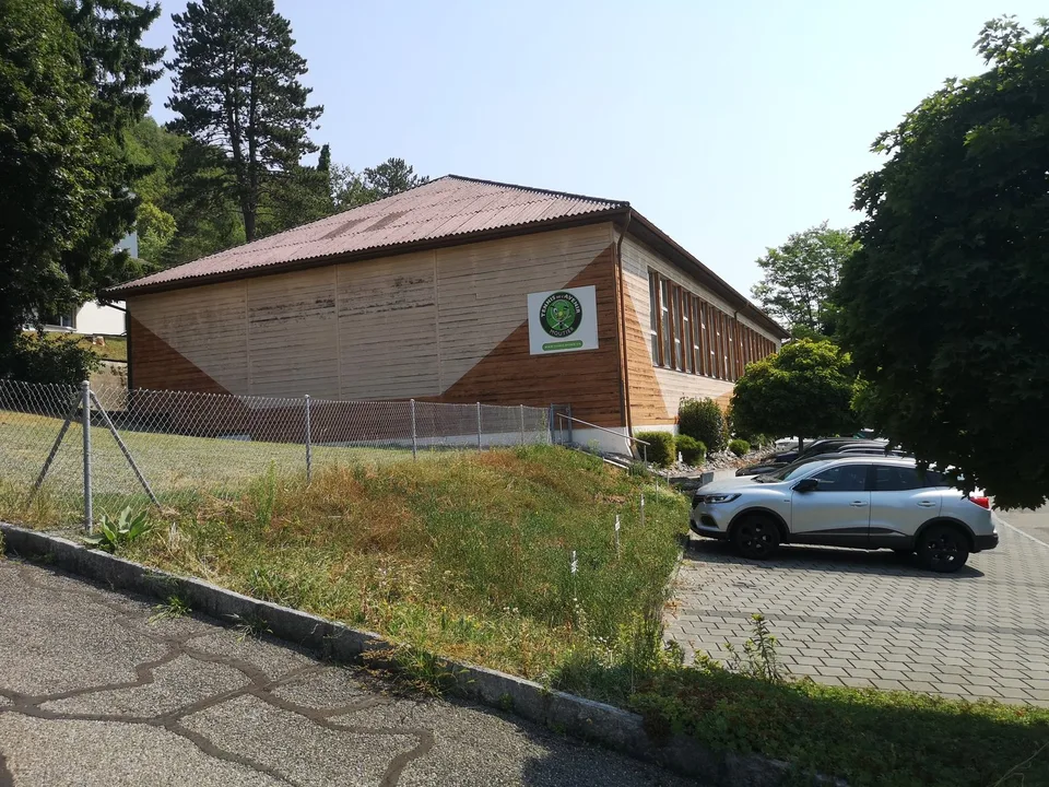 Complexe sportif dédié au tennis, avec terrain à bâtir en réserve – Foto 2 von 17
