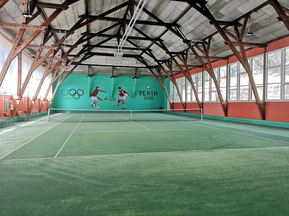 Complexe sportif dédié au tennis, avec terrain à bâtir en réserve – Foto 9 von 17