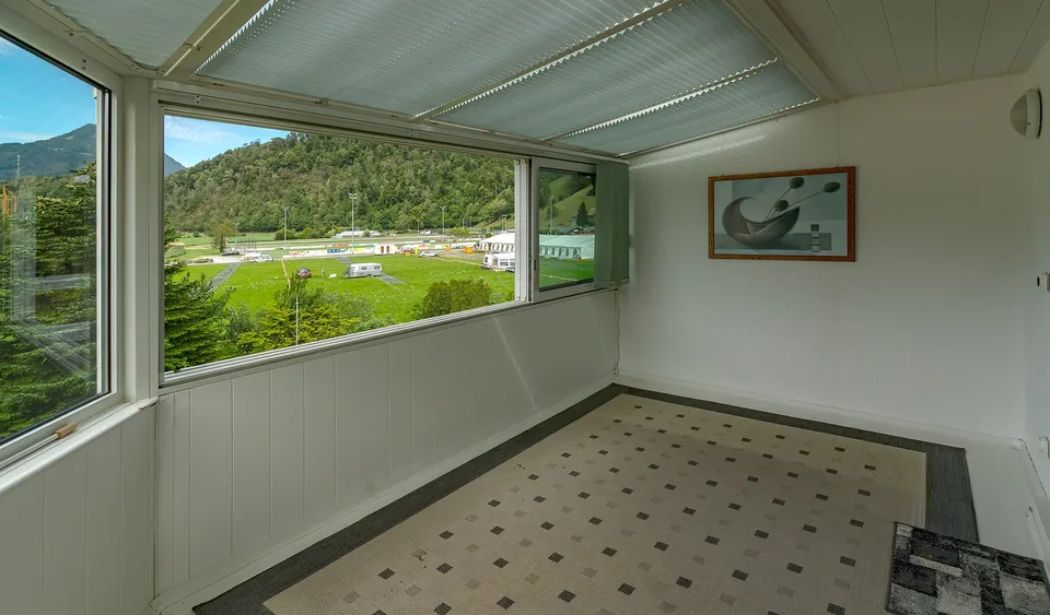 Appartement confortable et bien entretenu de 3,5 pièces dans un quartier résidentiel calme et ensoleillé – photo 3 sur 13