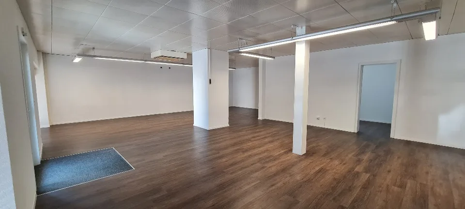 Surface de vente/Bureau dans un emplacement central avec stockage – photo 3 sur 5
