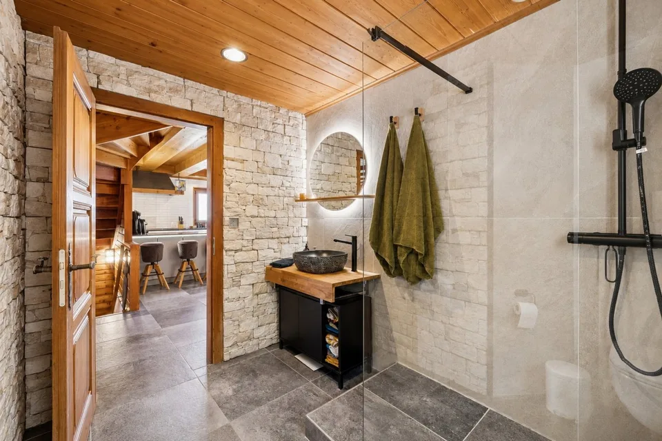 Magnificent renovated chalet with exceptional views – photo 7 of 13