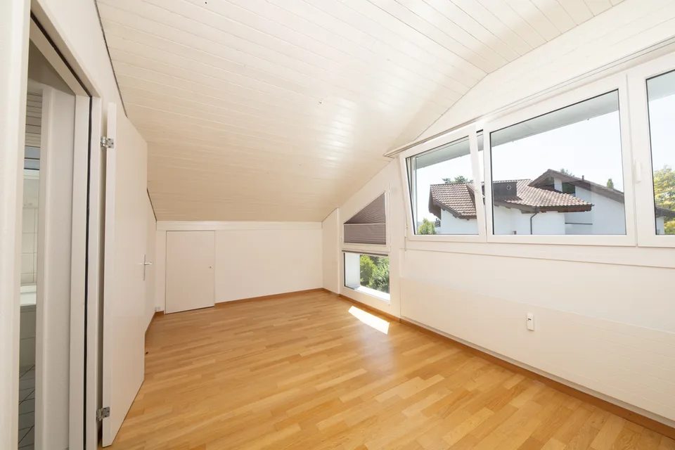 Modern 2.0-room attic apartment with charm – photo 6 of 9