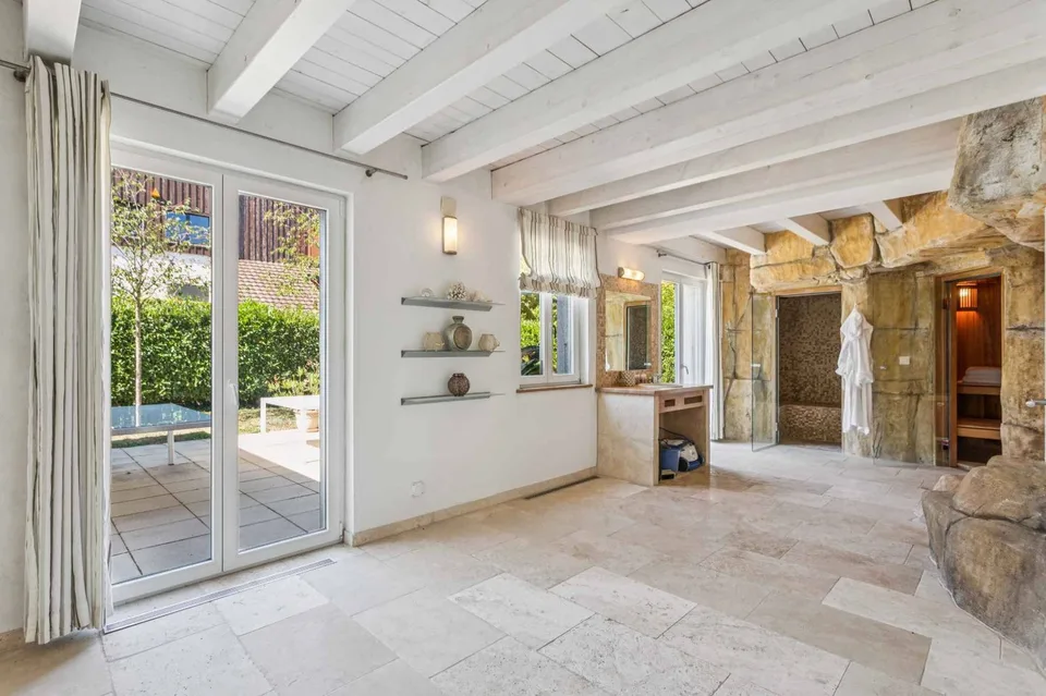 Proprietà eccezionale con piscina interna e area benessere – foto 23 di 26