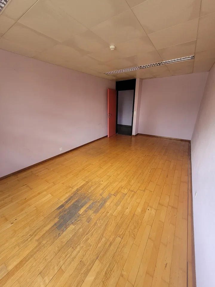 22m2 office - Close to amenities, transport and highway – photo 2 of 6
