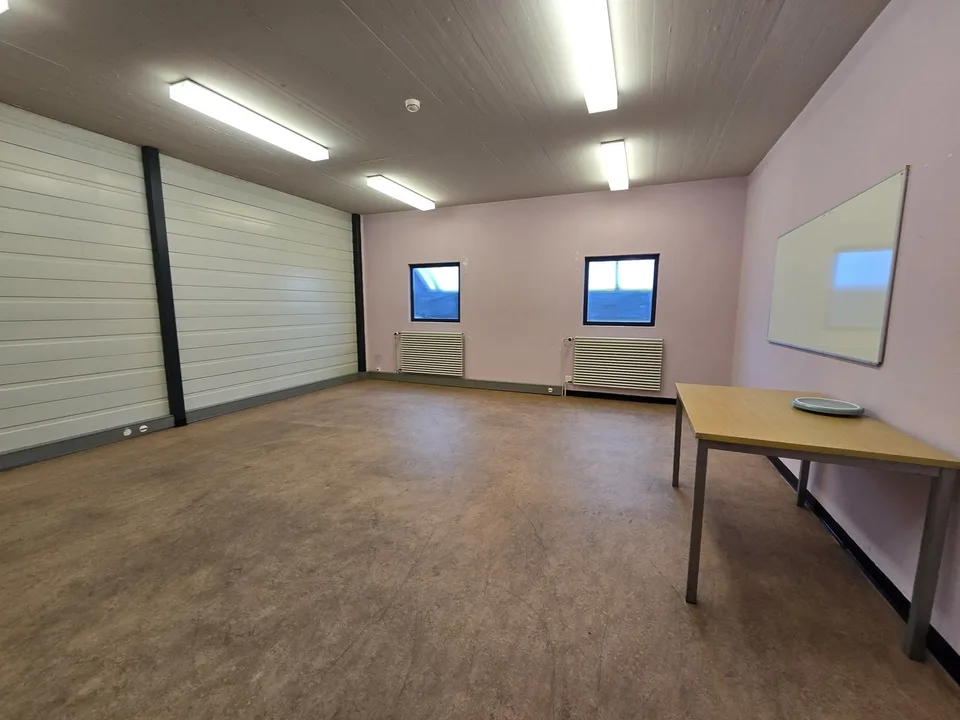 31m2 workshop - Close to amenities, transport and highway – photo 2 of 3