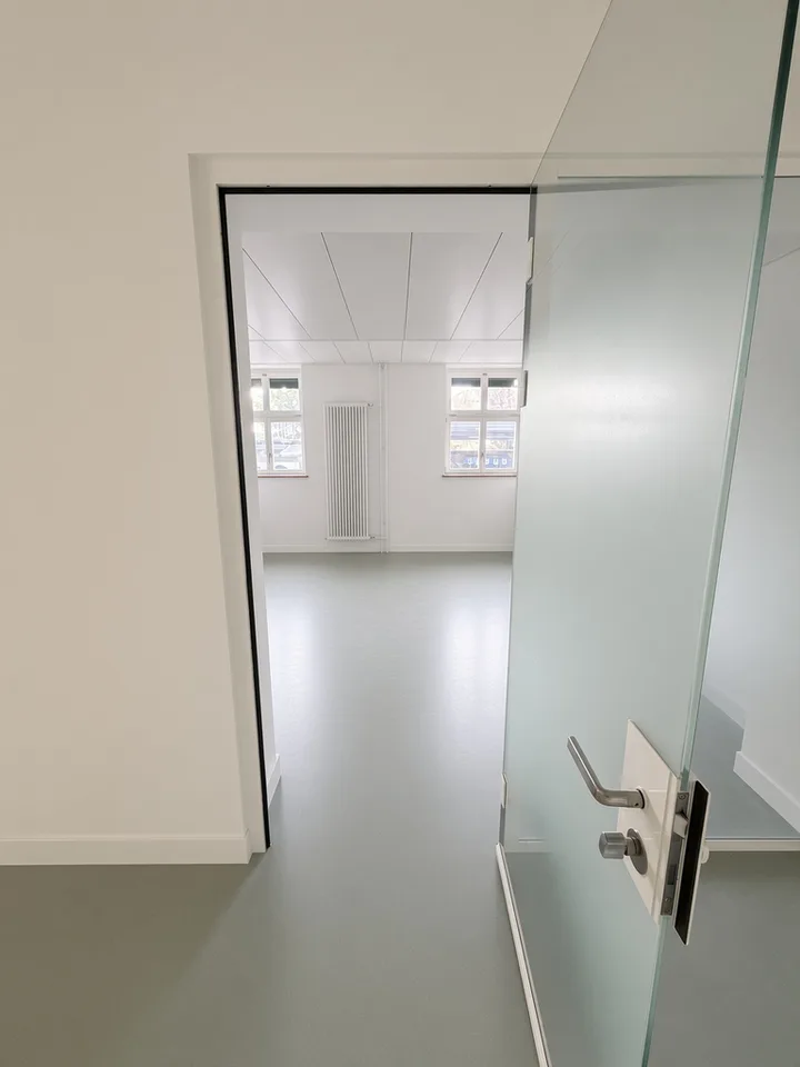 Frisch sanierte Gewerbefläche mit drei Büroräumlichkeiten – Foto 4 von 4