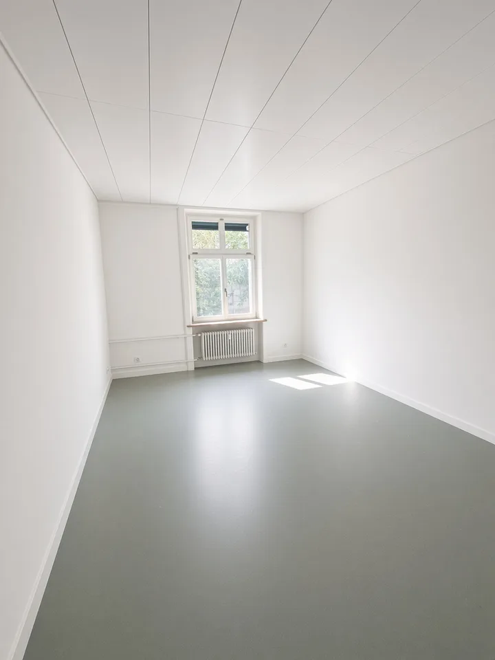 Frisch sanierte Gewerbefläche mit drei Büroräumlichkeiten – Foto 3 von 4