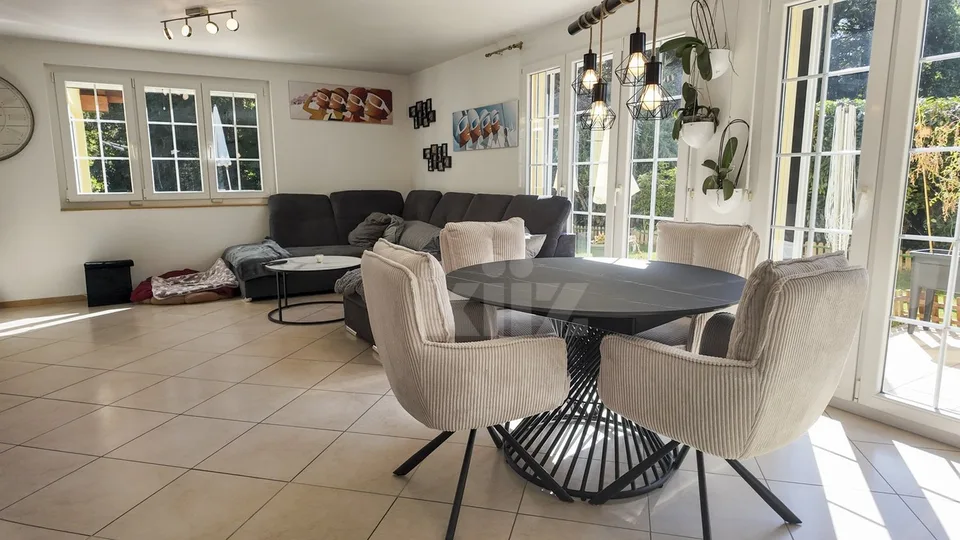 Schönes contemporary Haus mit Garten – Foto 2 von 13