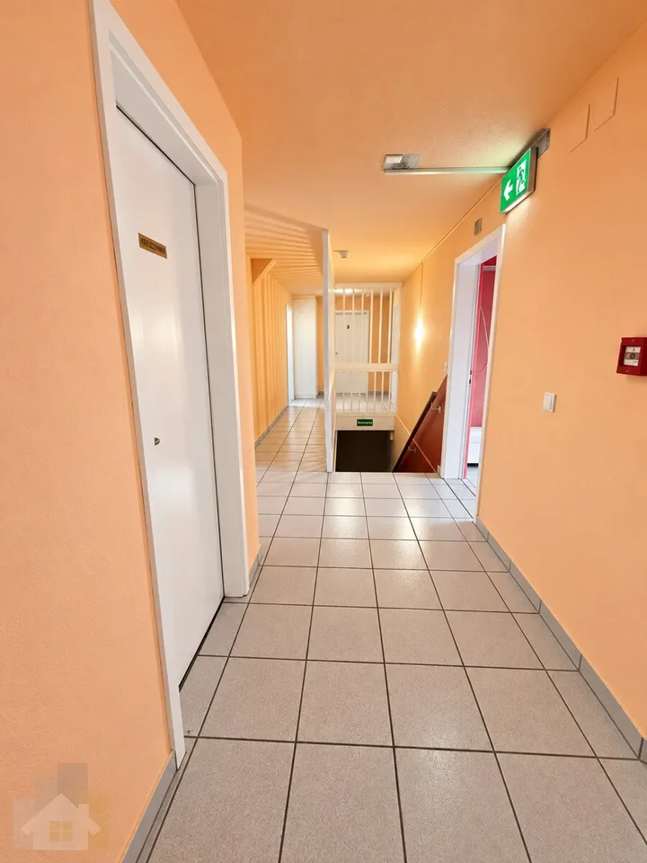 Bar di contatto attraente con 6 camere, proprietà con acquisizione di mobili – foto 11 di 13