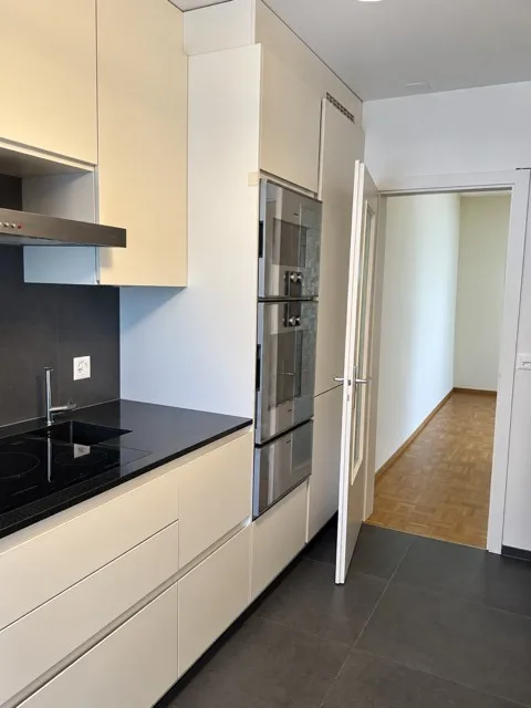 Geräumige 5-Zimmer-Wohnung mit Seeblick in Corseaux – Foto 3 von 12