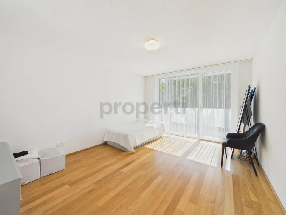 Vier Schlafzimmer, Bodenheizung, Einstellhallenplatz und zwei moderne Bäder – Foto 6 von 26