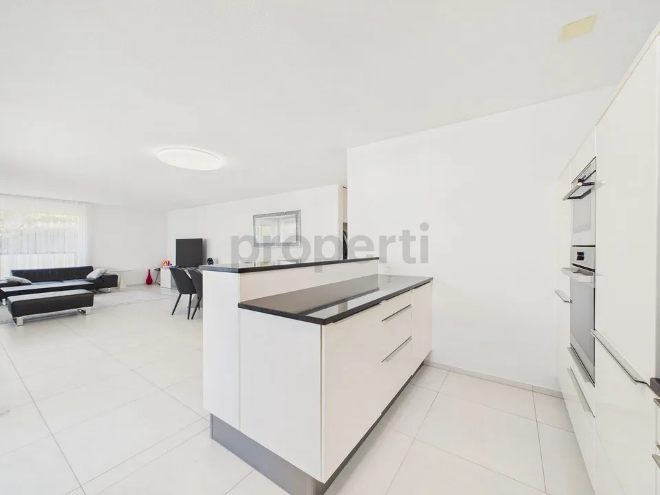 Vier Schlafzimmer, Bodenheizung, Einstellhallenplatz und zwei moderne Bäder – Foto 4 von 26