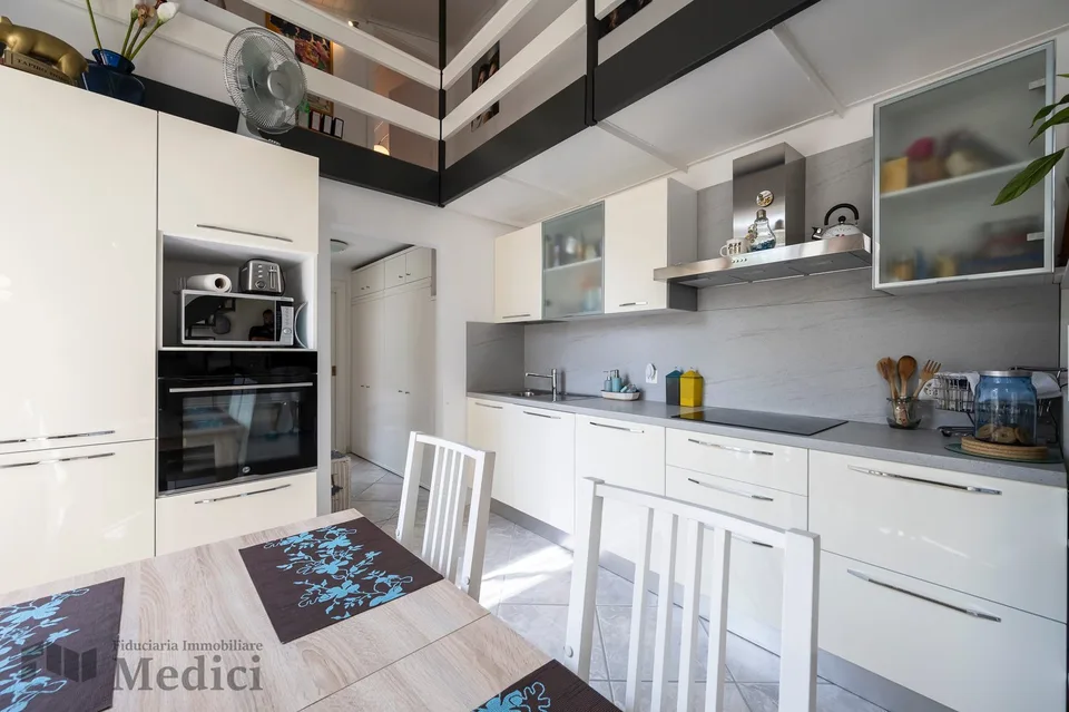 Elegantes Duplex 2.5 Zimmer in charakteristischem tessinischen Innenhof – Foto 3 von 19