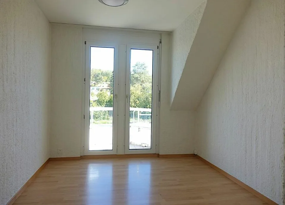 charmante Dachwohnung mit mehreren Balkonen – Foto 4 von 9